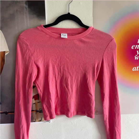 Aritzia TNA hot pink long sleeve. 💖💖. Like new and such a cute color. - Picture 1 of 3